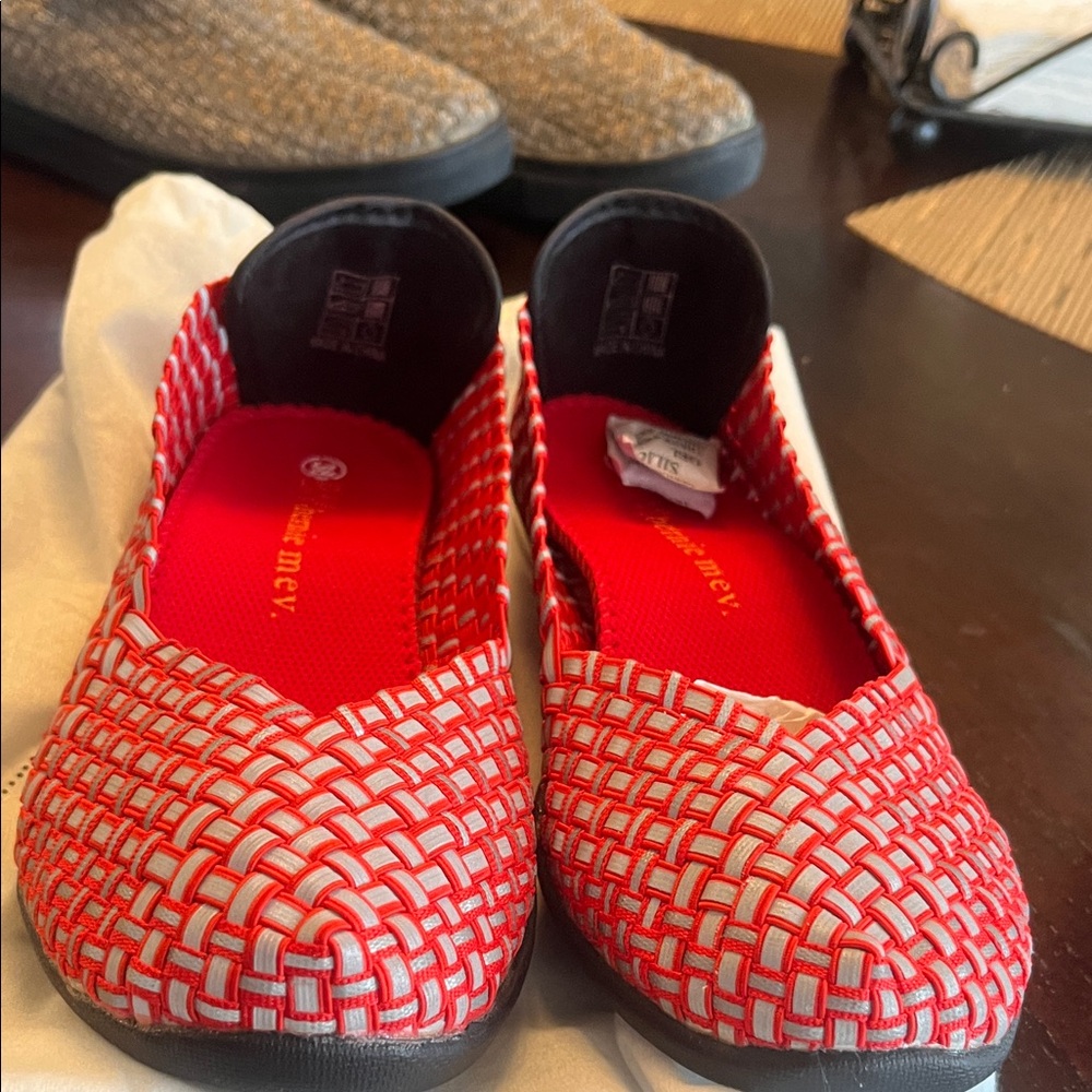 Bernie mev Red and gray catwalk Woven Slip-On Shoes us 7 new without box